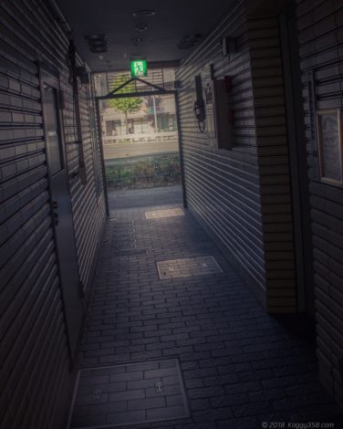 雑居ビルの通路