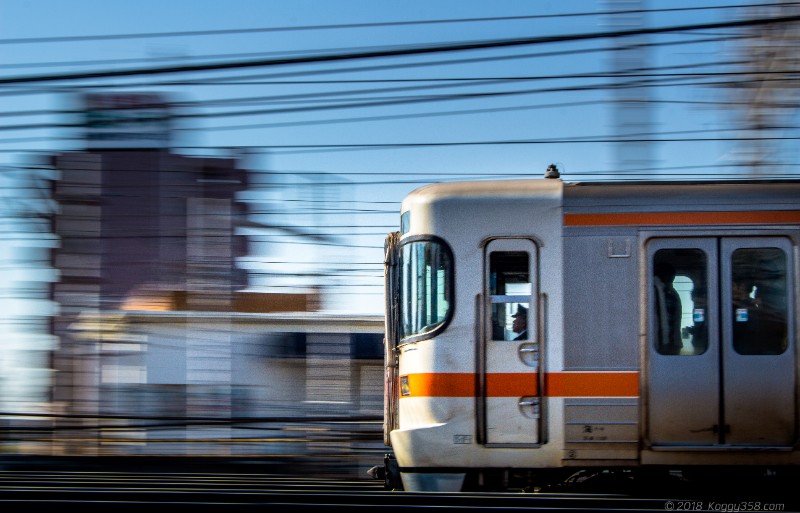 栄生駅で電車を流し撮り