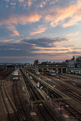 夕方の向野橋からJR東海の名古屋車輌基地と鉄道を撮影