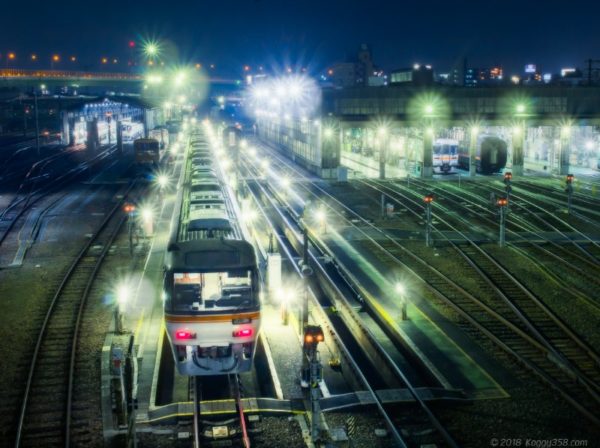 向野橋からの鉄道（ワイドビュー飛騨）と名古屋駅の夜景
