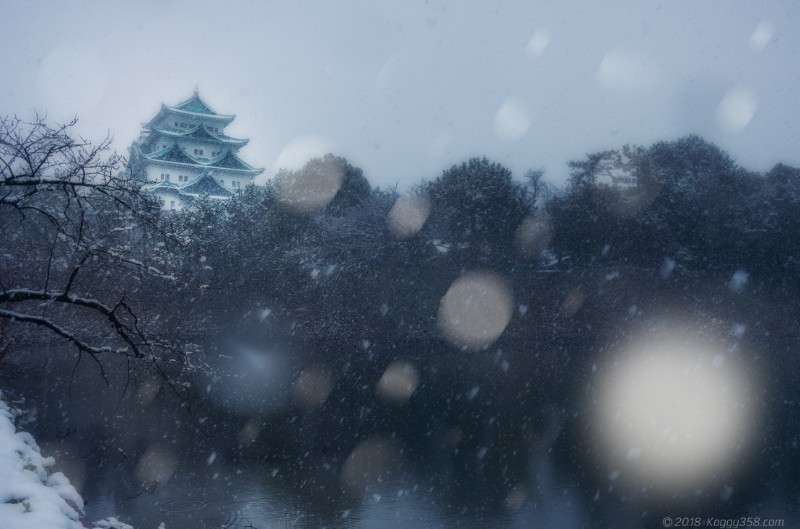 雪が降る名古屋城