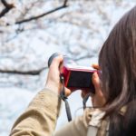責任取れる?高所での写真撮影でカメラやスマホ落下の危険性を考える