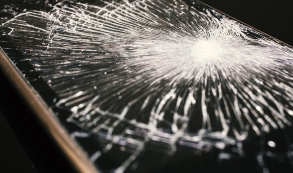 ひび割れたスマホの画面