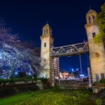 名古屋の歴史ある水門、中川運河の松重閘門と春に桜の夜景を撮影