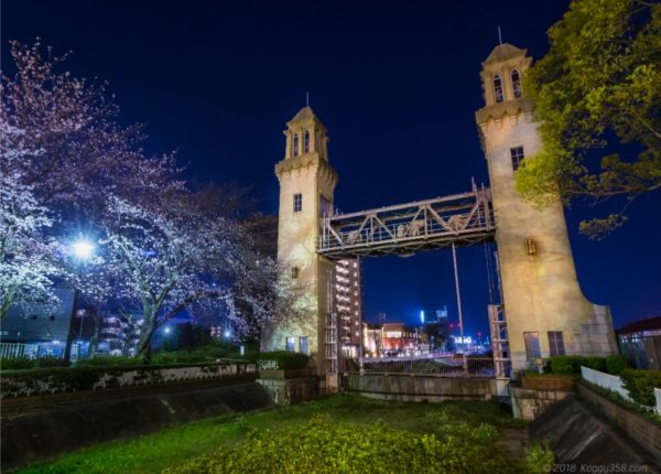 名古屋の歴史ある水門、中川運河の松重閘門と春に桜の夜景を撮影