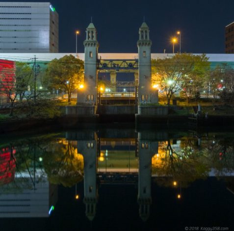 東側の松重閘門と夜桜