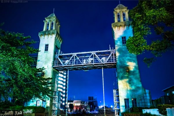 西側の松重閘門と新緑