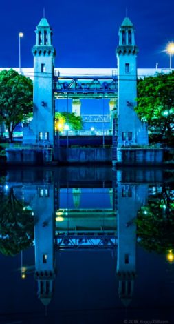 東側の松重閘門の夜景