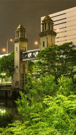 東側の松重閘門と新緑