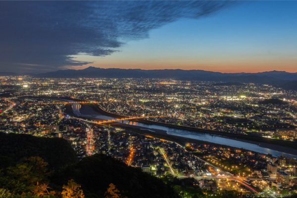 金華山展望台からの長良川の夜景の眺め
