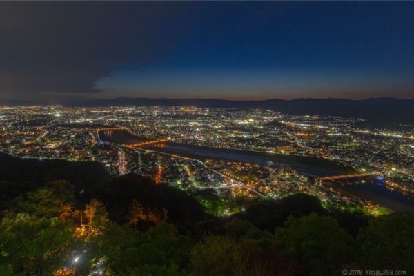 金華山展望台からの長良川の夜景の眺め