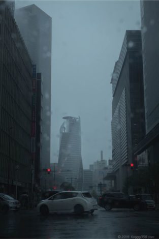 雨の日のもやのかかる名古屋駅