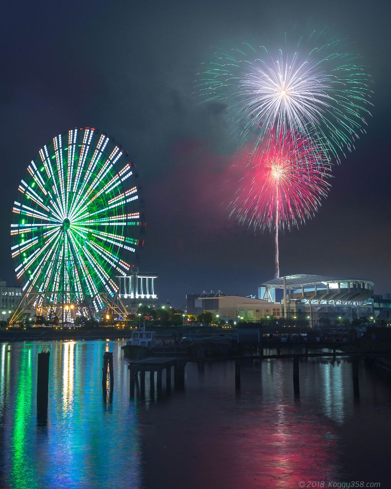 曇りの海の日名古屋港みなと祭りの花火