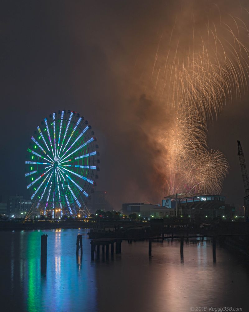 曇りの海の日名古屋港みなと祭りの花火