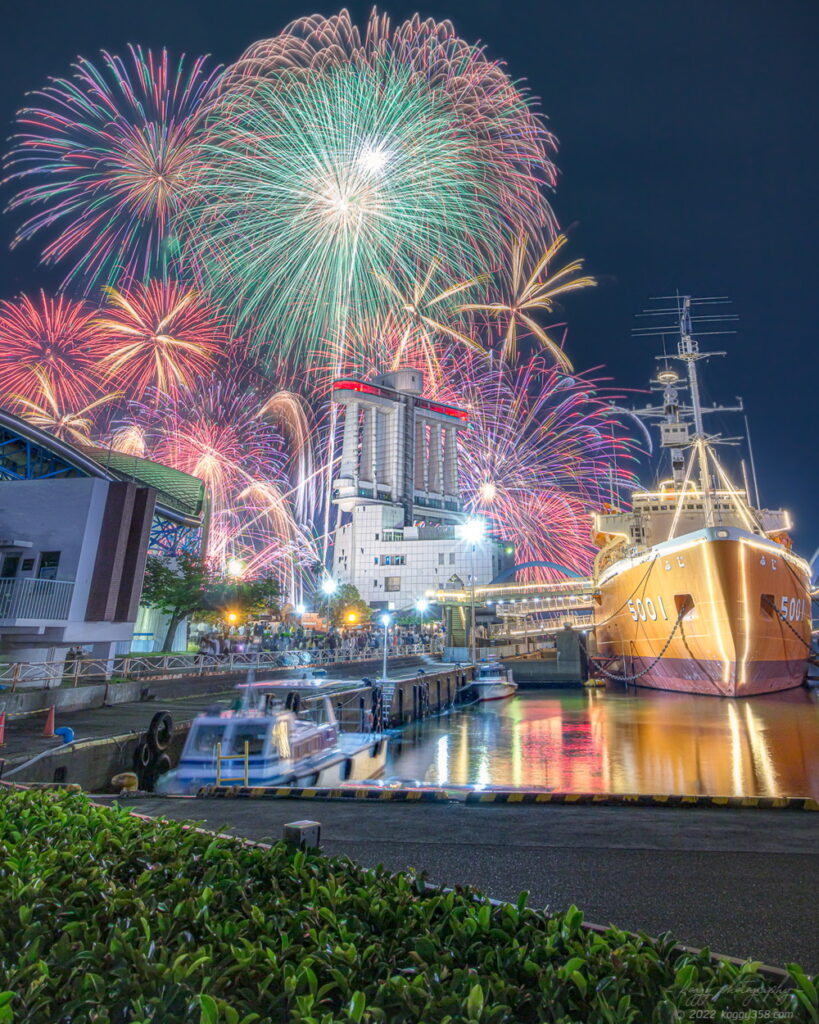 名古屋港で開催された名港水上芸術花火をガーデン埠頭（JETTY前の広場）で「南極観測船ふじ」と「ポートビル」越しに撮影