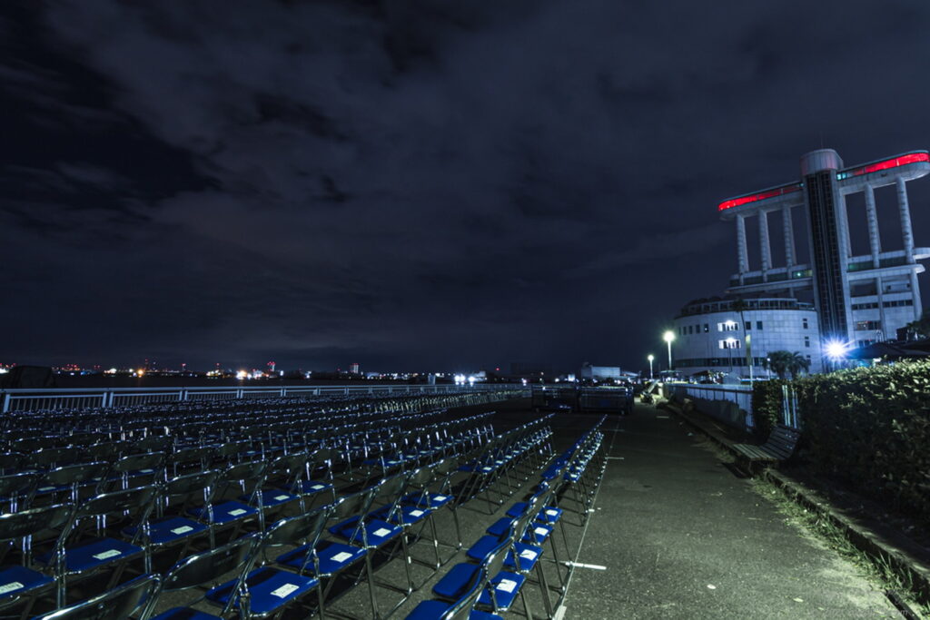 名古屋港の花火大会のガーデン埠頭の有料観覧席の雰囲気