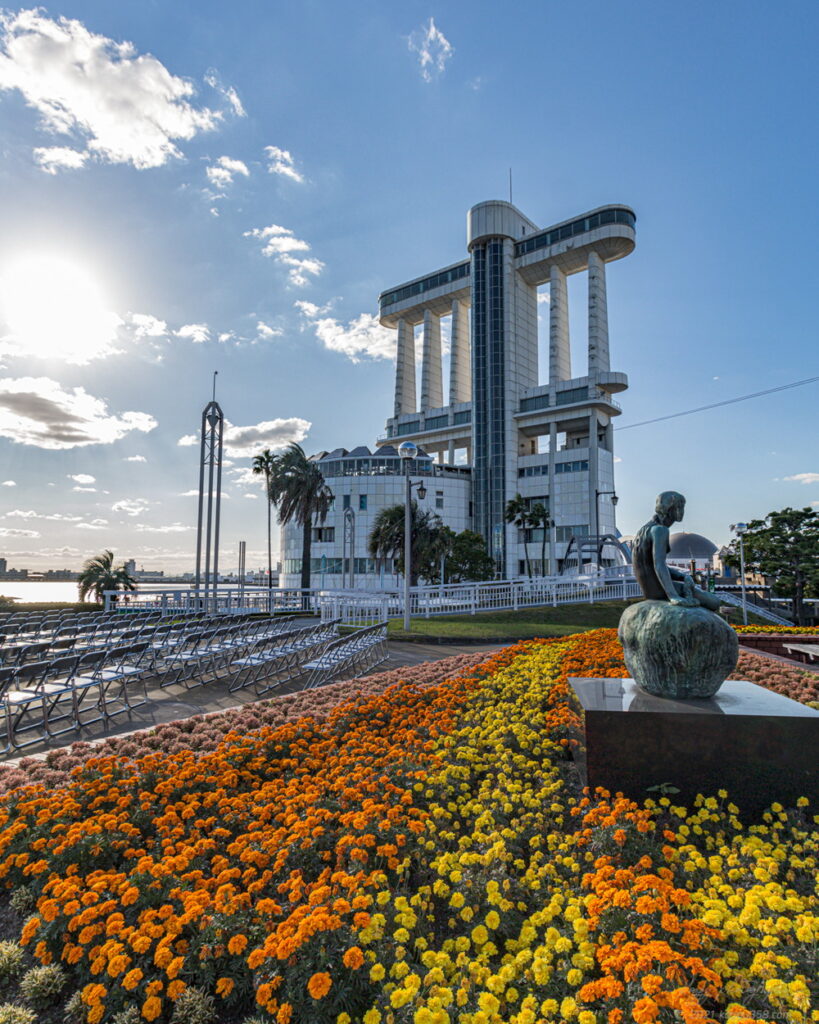 名古屋港のポートビルと四季の花の雰囲気