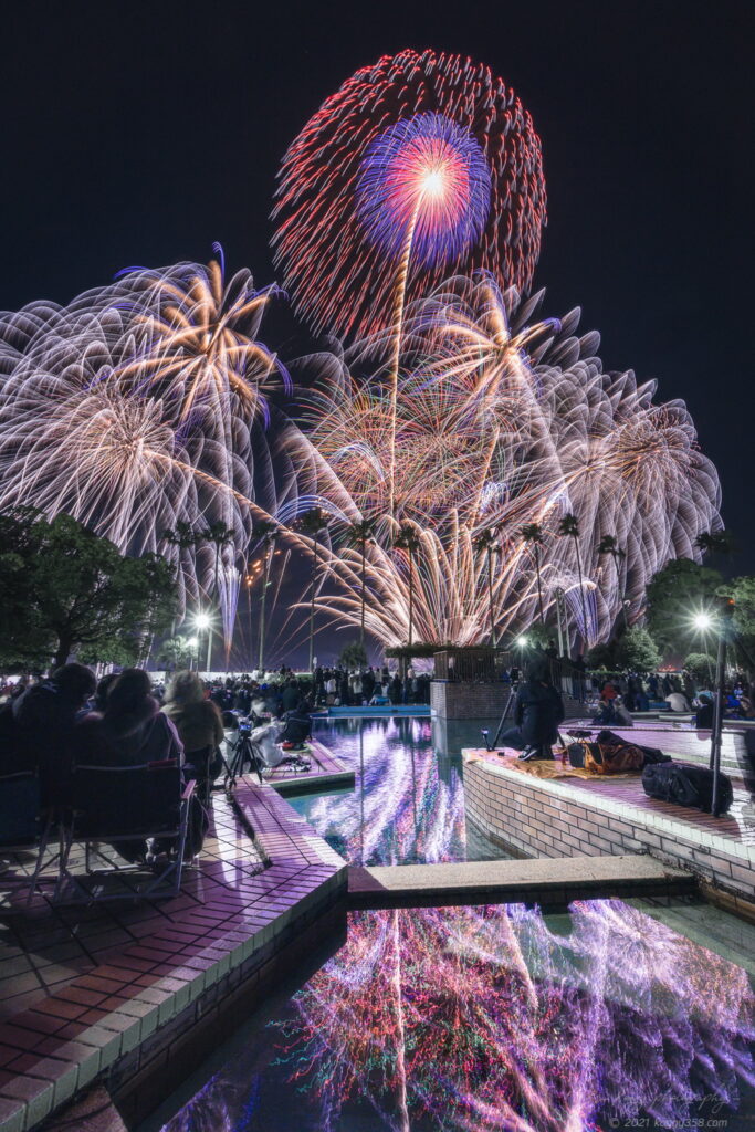 名古屋港で開催された名港水上芸術花火2021を噴水広場で撮影
