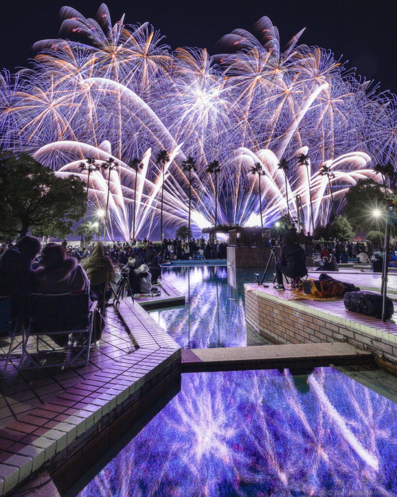 名古屋港で開催された名港水上芸術花火2021を噴水広場で撮影