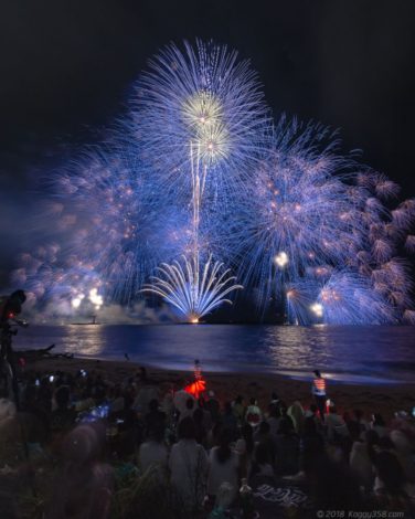 ３尺玉と水上自爆が目玉！鈴鹿げんき花火大会を白子港のビーチで撮影