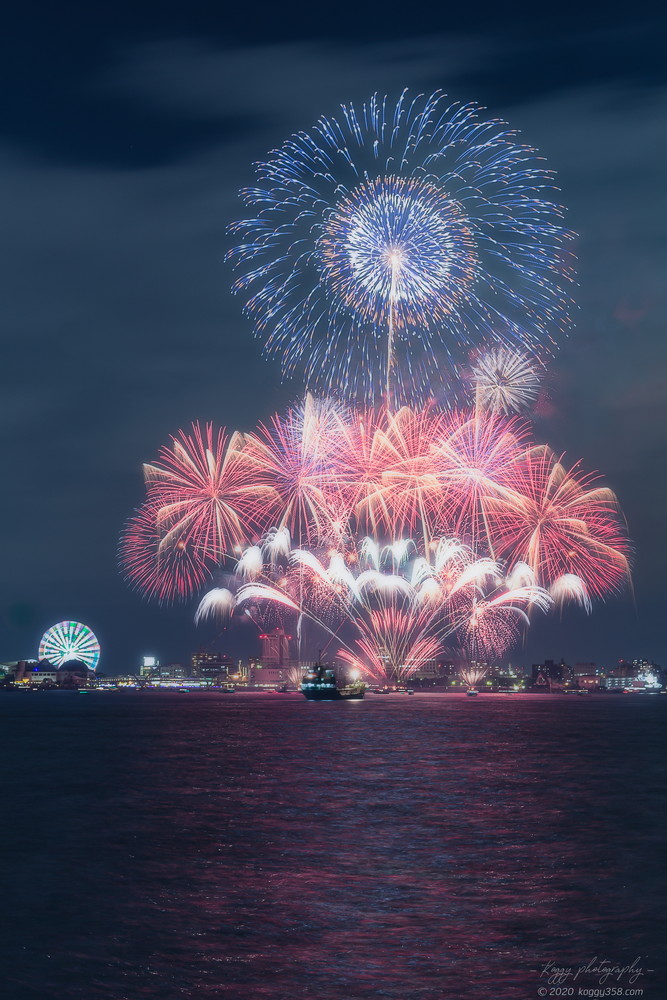 対岸から名古屋港の名港水上芸術花火大会を撮影