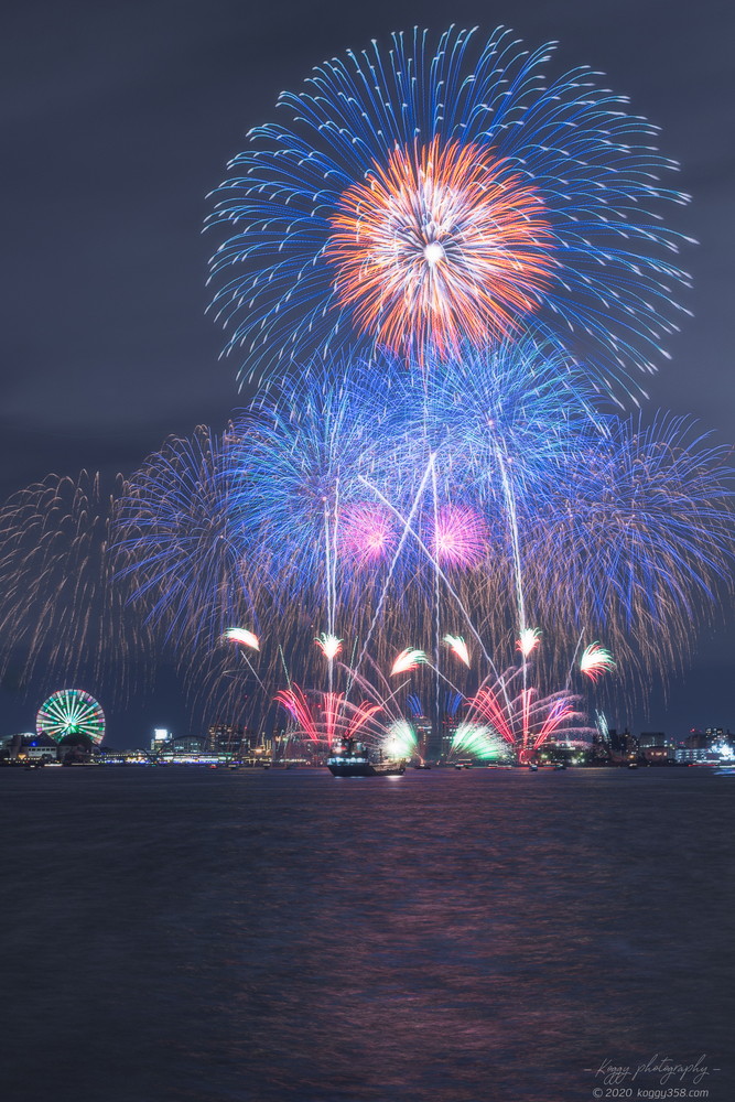 対岸から名古屋港の名港水上芸術花火大会を撮影