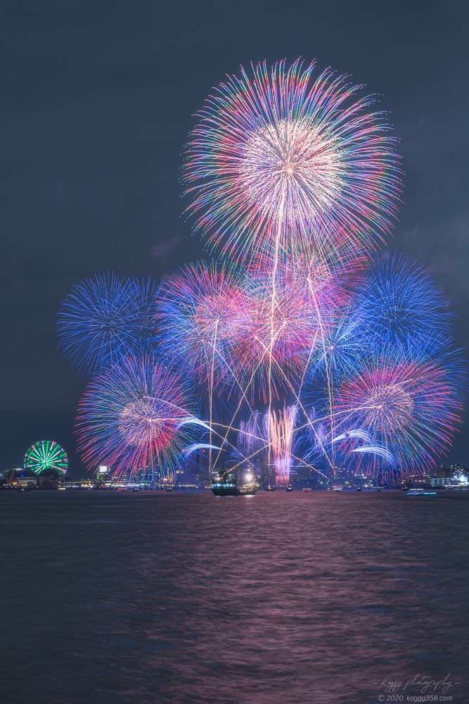対岸から名古屋港の名港水上芸術花火大会を撮影