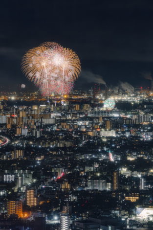 ISOGAI花火劇場 in 名古屋港を名古屋駅のミッドランドスクエアの展望台「スカイプロムナード」で撮影