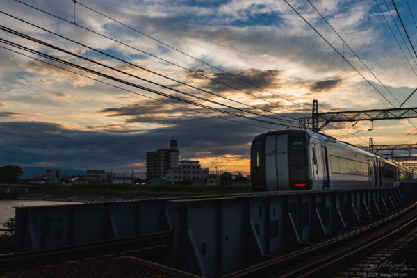 名古屋市枇杷島で名鉄と夕方の日の入りを撮影