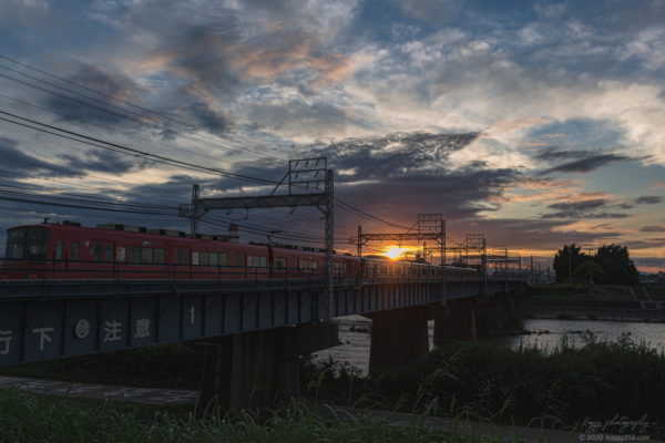 名古屋市枇杷島で名鉄と夕方の日の入りを撮影