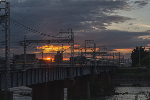 名古屋市枇杷島で名鉄と夕方の日の入りを撮影