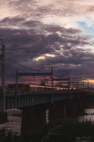 名古屋市枇杷島で名鉄と夕方の赤焼けを撮影