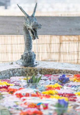 三重県の金井神社の花手水の手水舎