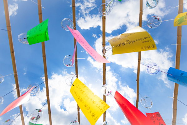 三重県の金井神社のかない風鈴と青空