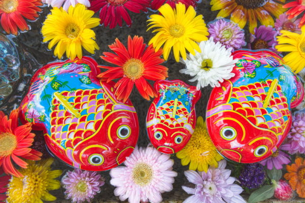 三重県の金井神社のブリキ金魚が浮かぶ花手水の手水舎