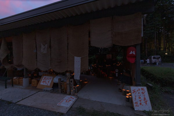 フィッシングサンクチュアリ入ってすぐのお化け屋敷の竹灯り