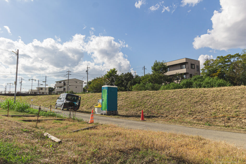 晴天の刈谷市中川町のコスモス畑のトイレ