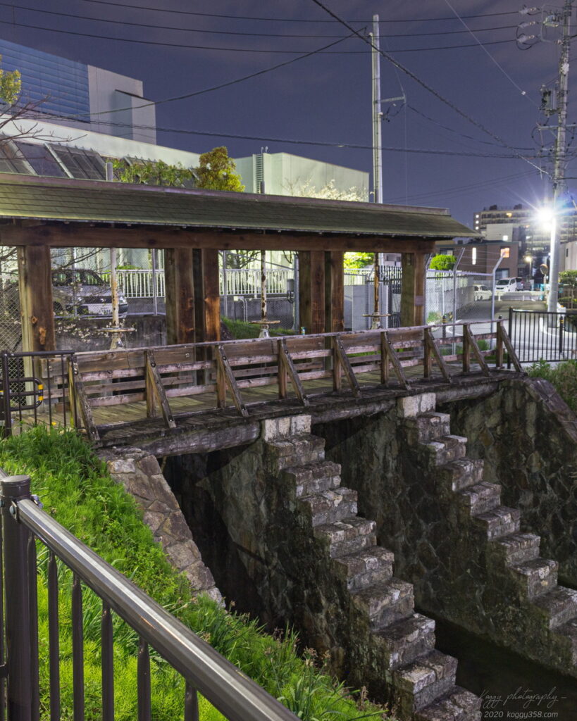 御用水跡街園の始点、黒川樋門の夜景を撮影
