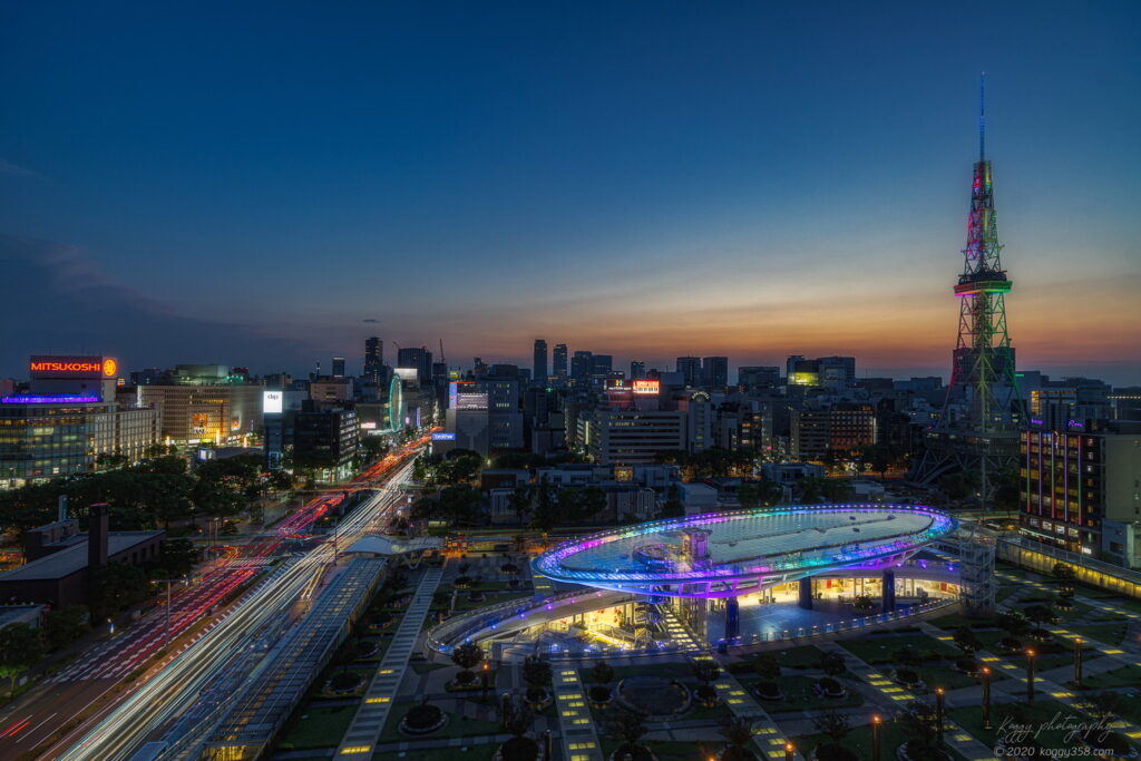 愛知芸術文化センターから撮影したオアシス21とテレビ塔のレインボーライトアップの夜景