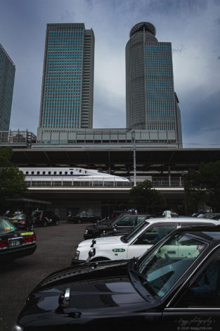 名古屋駅の太閤通口(西側)のタクシー乗り場から東海道新幹線を撮影