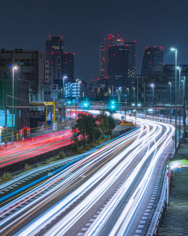 堀越歩道橋から撮影する名古屋駅のビル群と車のヘッドライトのレーザービーム