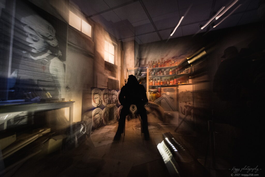 バンクシー展で「バンクシーのアトリエ」を露光間ズームで撮影