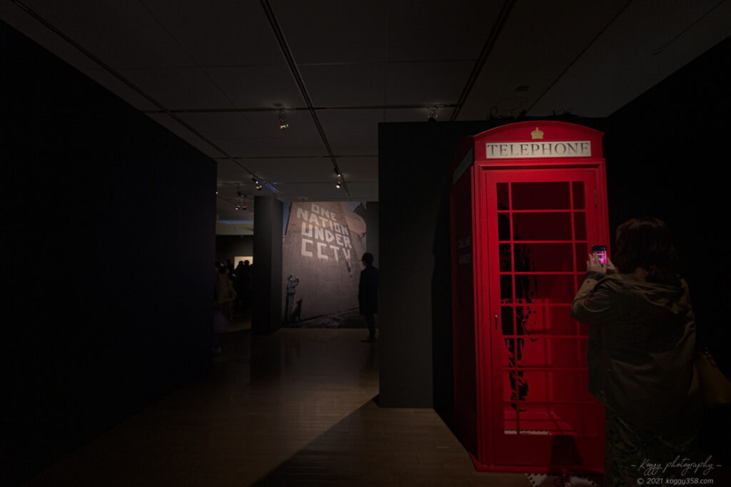 バンクシー展のテレフォンボックス(電話ボックス)を撮影