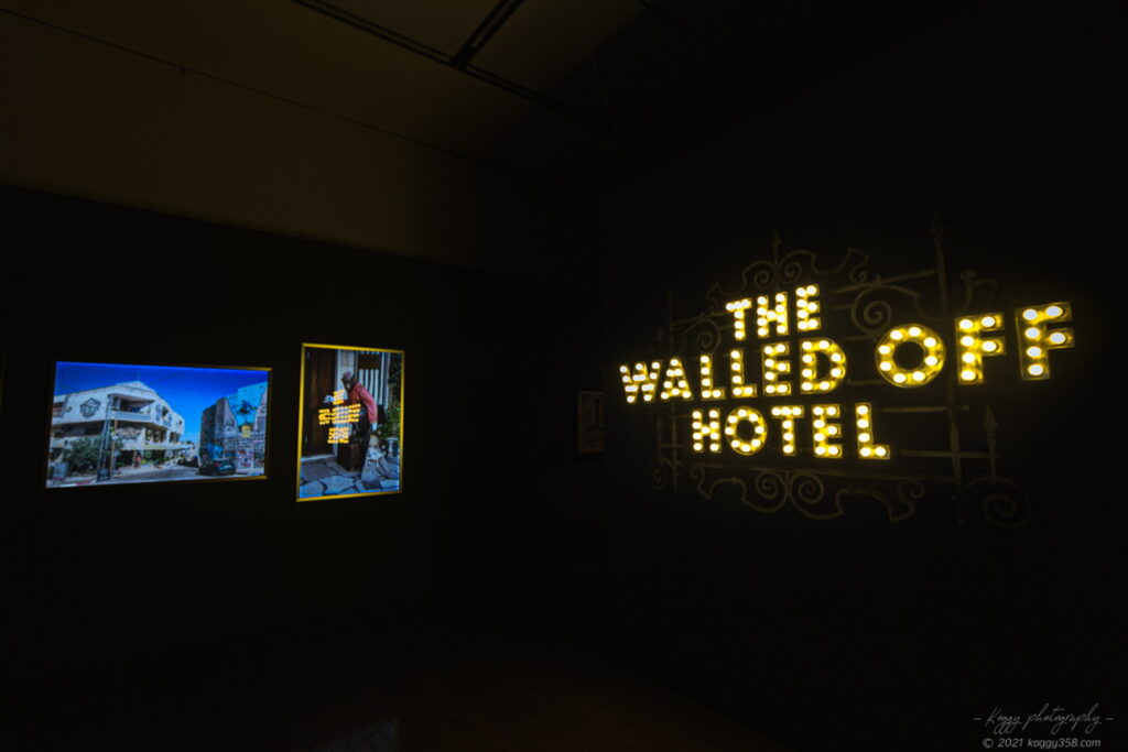 バンクシー展のウォールドオフホテル(世界一眺めの悪いホテル)のブースを撮影