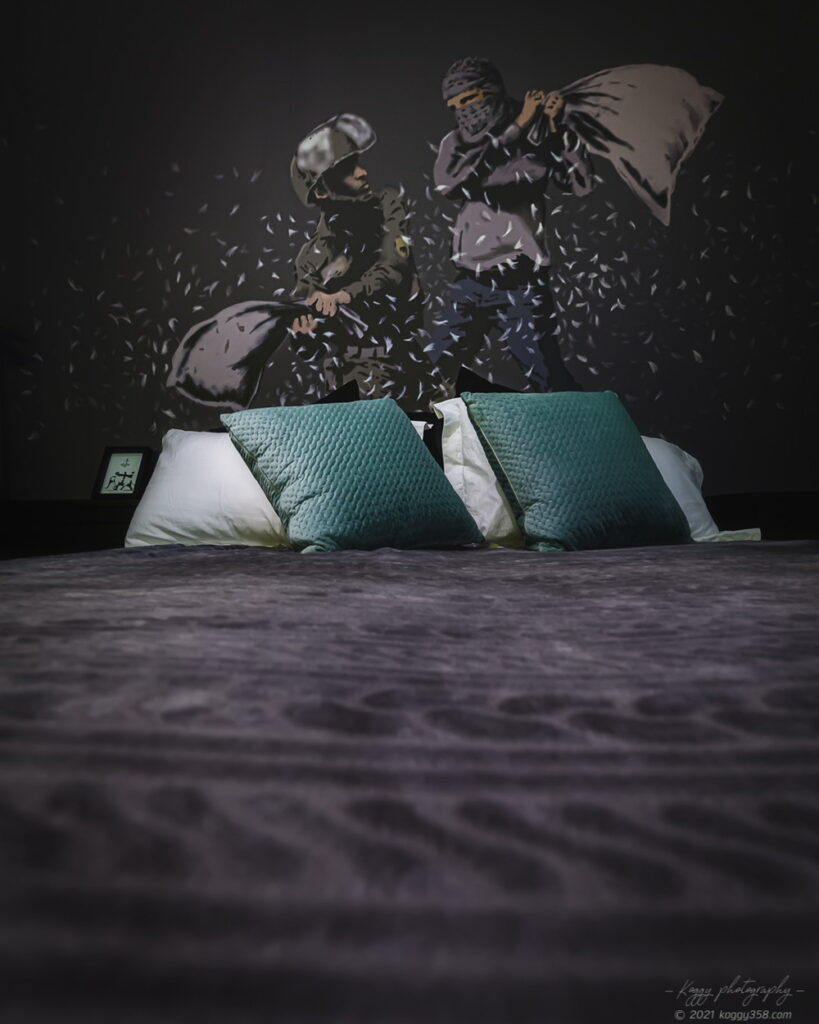 バンクシー展のウォールドオフホテル(世界一眺めの悪いホテル)の客室の再現を撮影