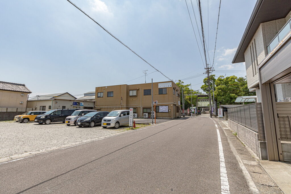 一宮市の若宮神明社の第一駐車場の雰囲気