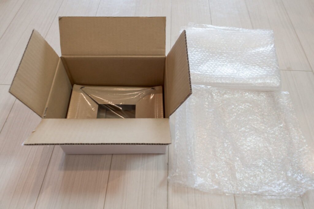 撮影機材レンタルのサブスクリプションサービス「カメラレント【CAMERA RENT】」のでレンタルした時の梱包や郵送の段ボール