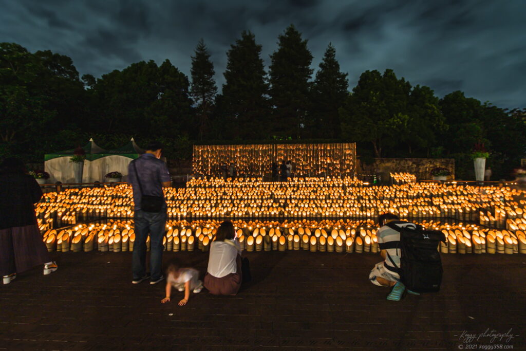 安城デンパーク 仲秋のあかり祭りで水のステージの竹灯りのライトアップ夜景を撮影