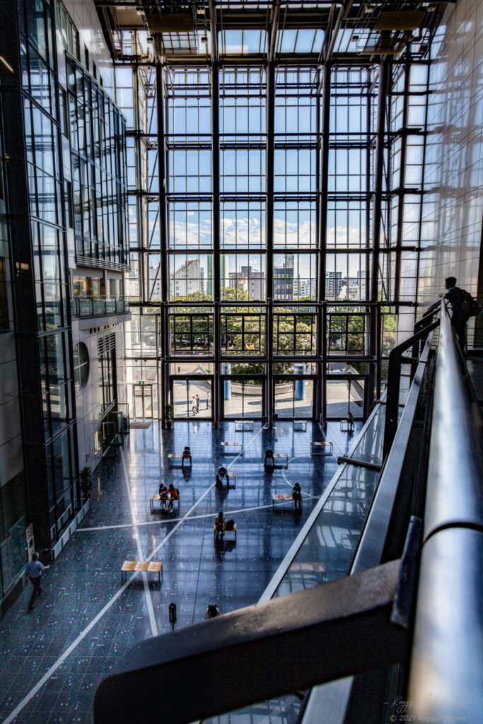 名古屋市のナディアパークの建築美とアトリウムへの木漏れ日のリフレクションを撮影