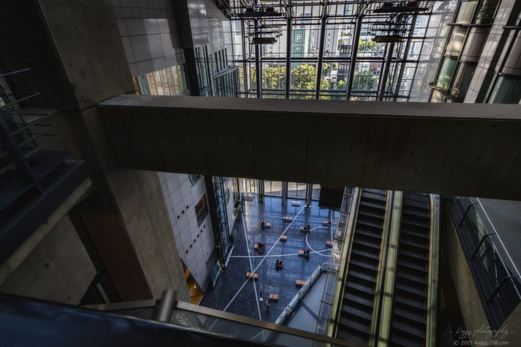 名古屋市のナディアパークの建築美とアトリウムへの木漏れ日のリフレクションを撮影